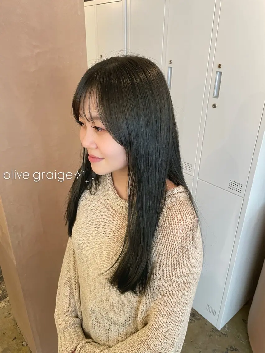 ロング カラー 透明感カラー オリーブカラー 似合わせカット 梅田｜赤み消しオリー ブ/顔まわりレイヤーのヘアスタイル