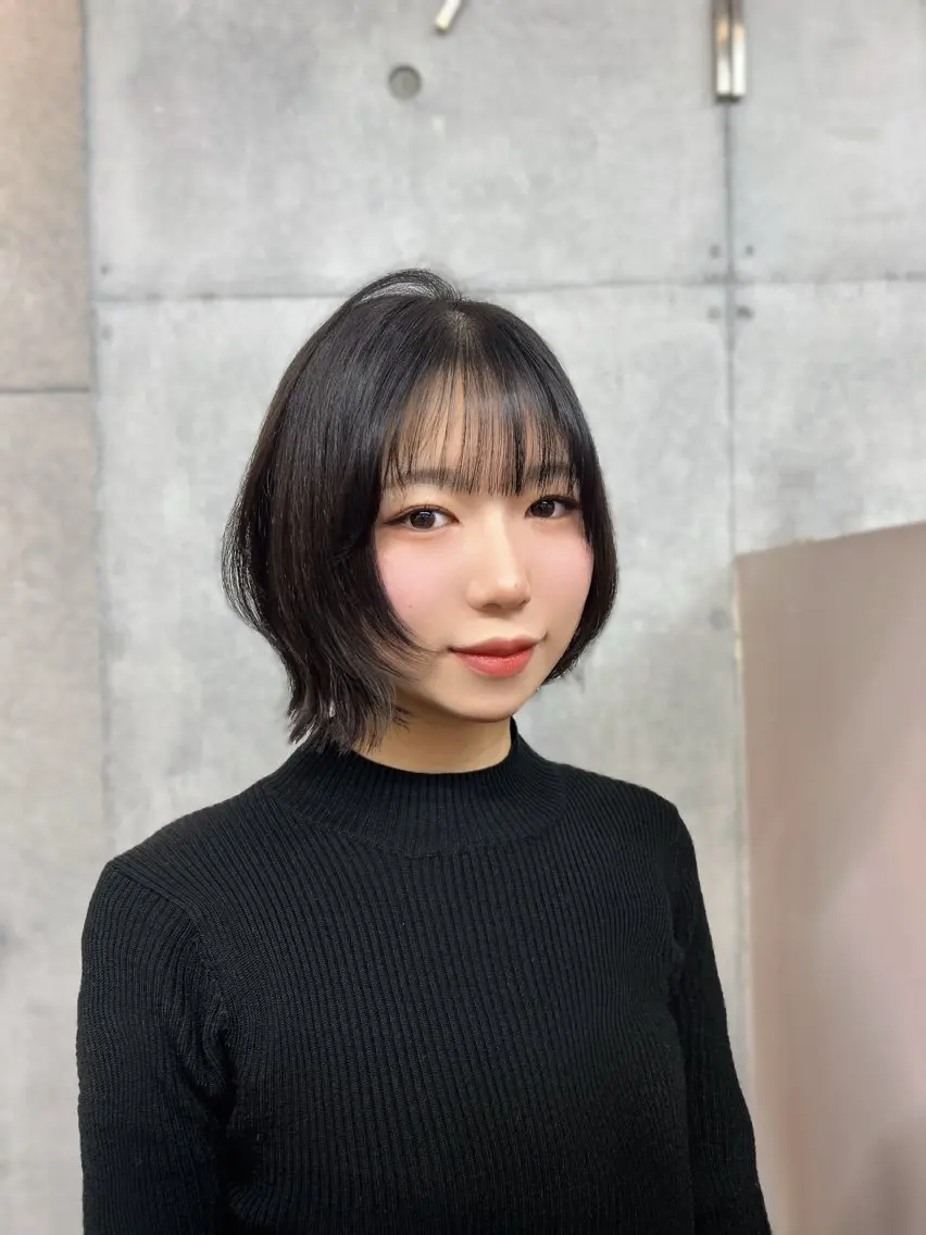ショート ヒナ/レイヤーカット 艶感ワンカラーのヘアスタイル