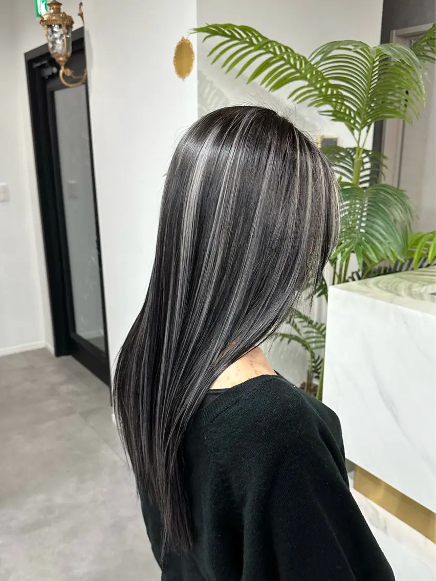 ロング ヘアカラー 韓国風　白髪ぼかし NAOTOのヘアスタイル