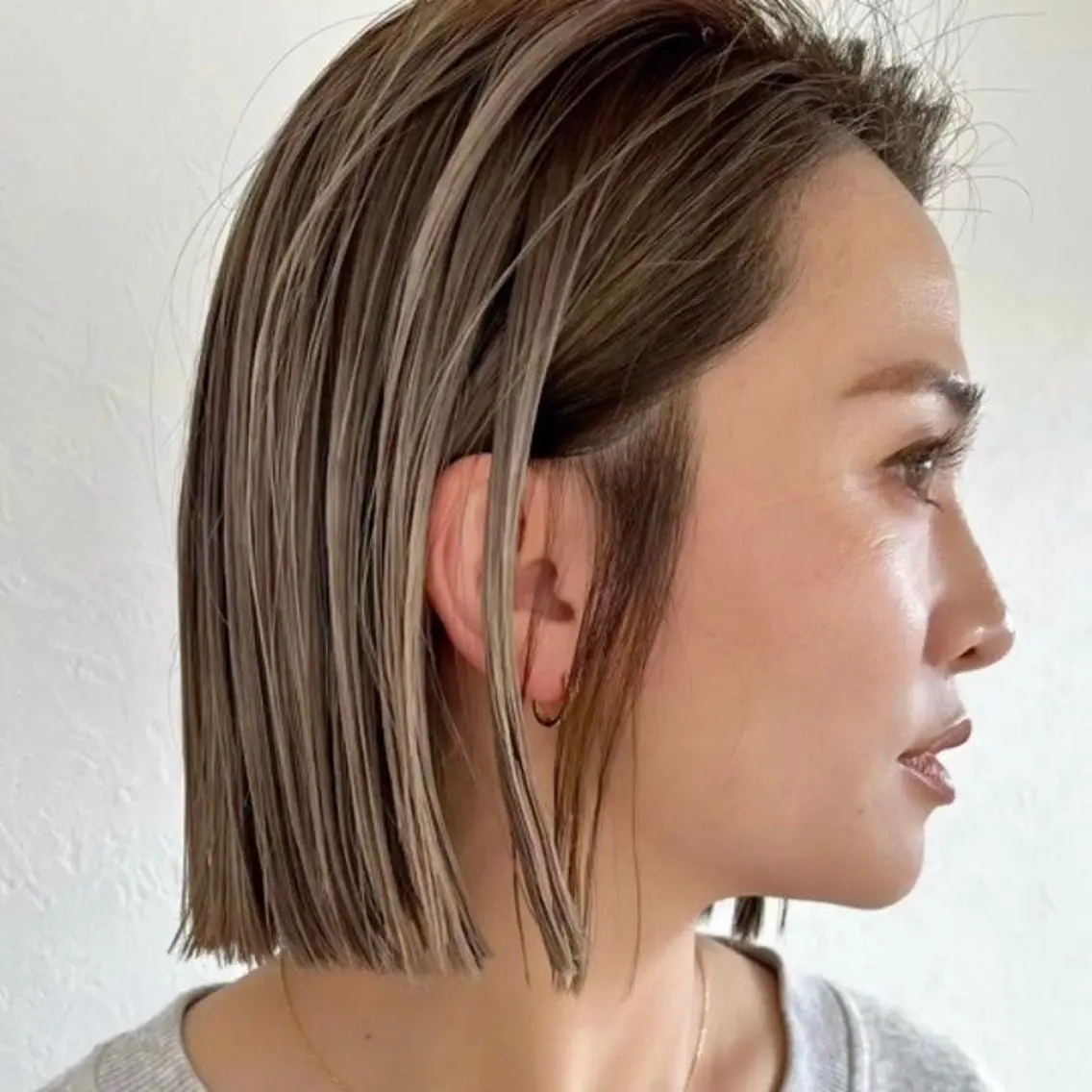 セミロング 外国人風カラー レイヤーカット 前嶋 愛友のヘアスタイル