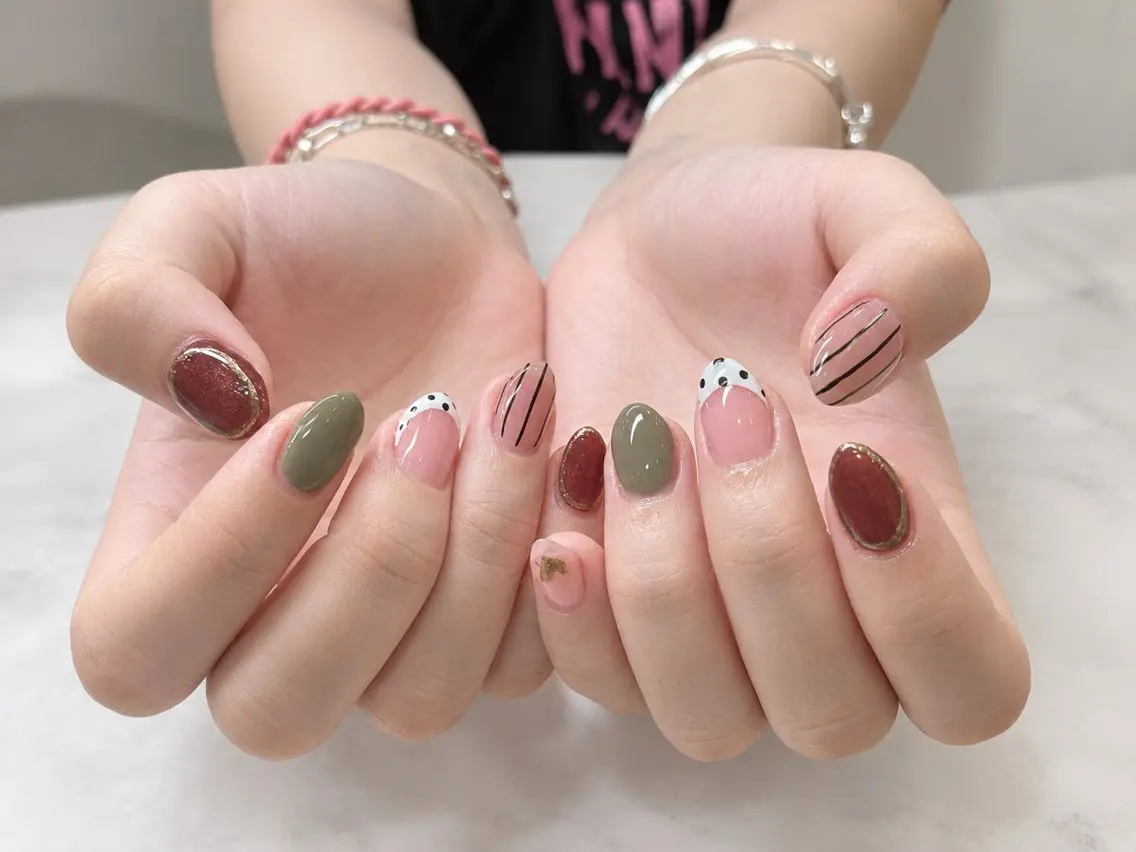 ネイル アートネイル ブラウン カジュアル ドット ゴールド ハンドネイル LYYM Salon Nikoのネイルデザイン
