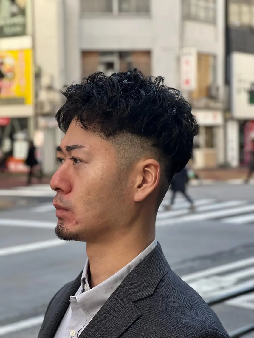 ショート パーマ メンズ フェードカット スペインカール 猪井 明のヘアスタイル