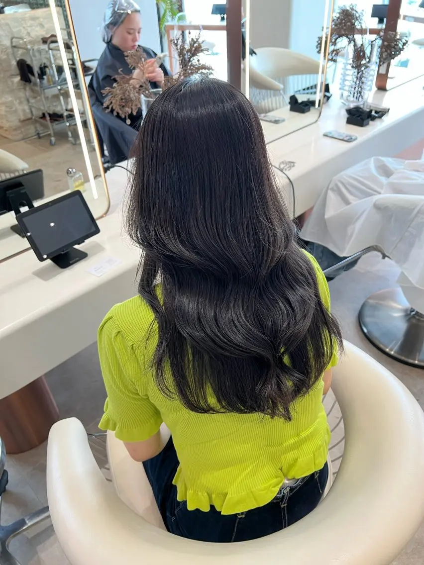 セミロング カラー 黒髪 ブルーカラー ブルーブラック ダークグレー ダークグレージュ カット ヘアカラー トリートメント ヘアセット 韓国レイヤー🇰🇷 韓国研修◎渋谷カイトのヘアスタイル