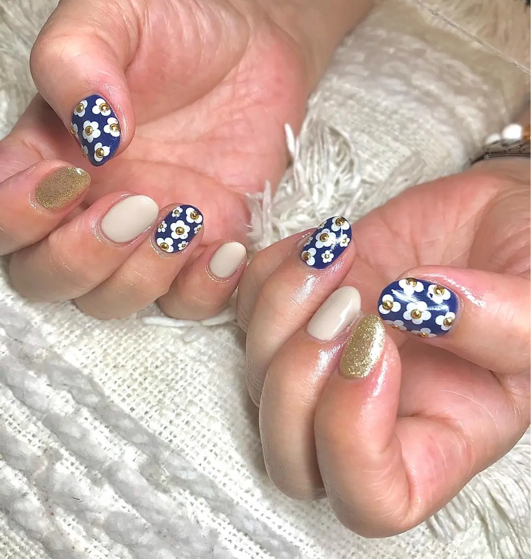ショート カラー パーマ ヘアアレンジ メンズ ネイル マツエク・マツパ ネイビーカラー フラワーネイル ネイビー el. by Aoのネイルデザイン