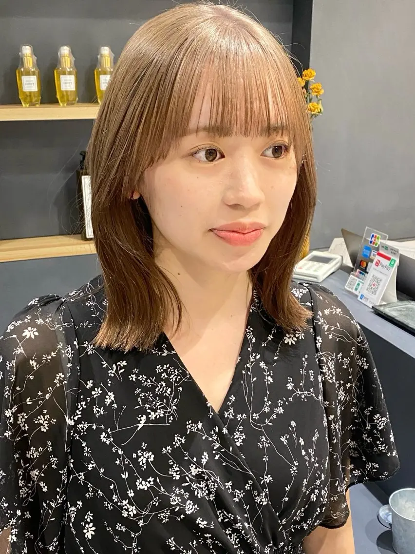 ミディアム カラー 切りっぱなしボブ ベージュカラー ブリーチ ダブルカラー グレージュ カット ヘアカラー トリートメント saki🌼ボブ× 透明感カラー🌼のヘアスタイル