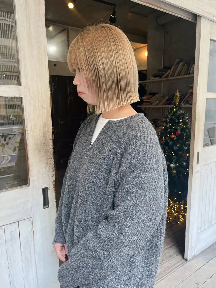 ミディアム カット ヘアカラー トリートメント ハイトーン/顔まわり レイヤー/YUKAのヘアスタイル