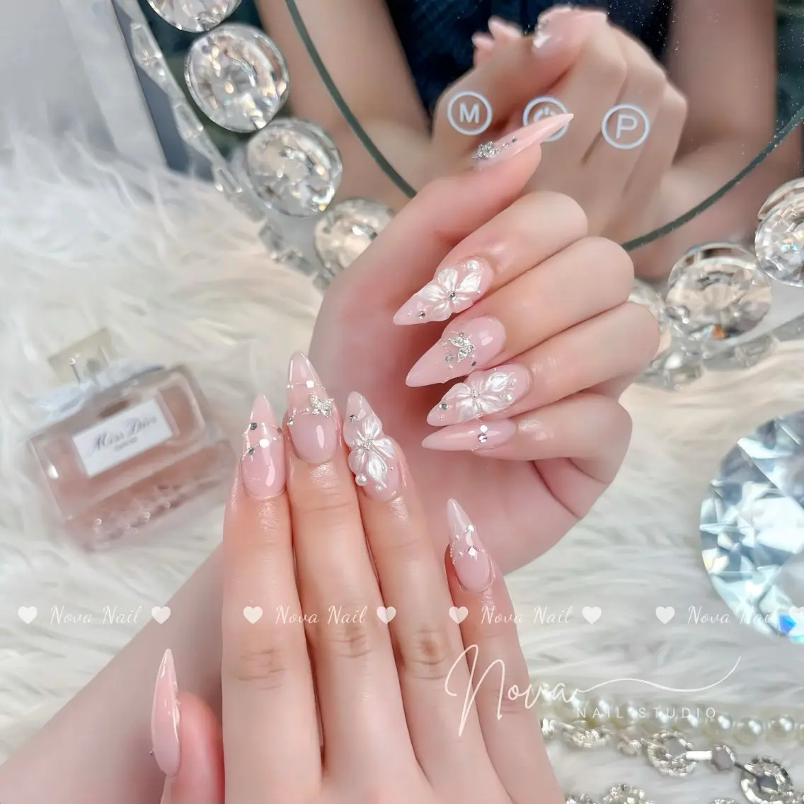 ネイル 長さ出し フレンチネイル ジェルネイル ガーリー キラキラネイル ハンドネイル ハンドケア Nova Nail Salonのネイルデザイン