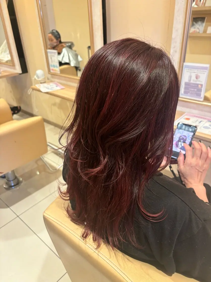 カラー デザインカラー ハイライトカラー レッドカラー 高濱 ひなよのヘアスタイル