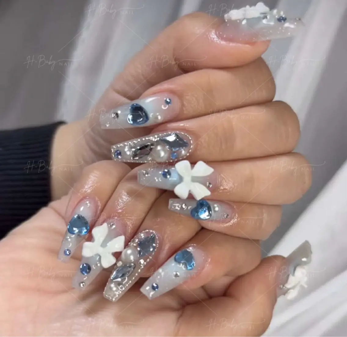 ネイル オーロラネイル フレンチネイル ジェルネイル ハロウィン キラキラネイル H.baby Nail Salonのネイルデザイン