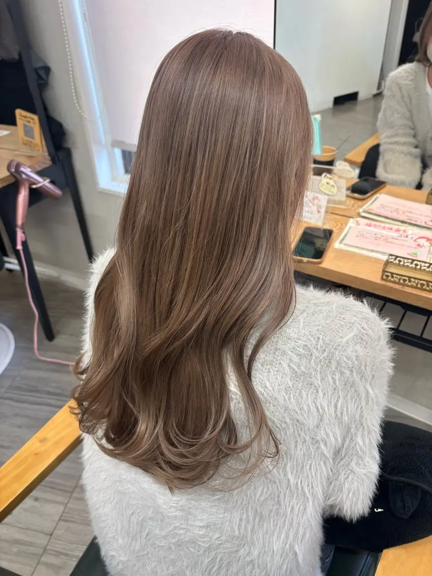 カラー 透明感ブラウン｜ レイヤー｜小寺 葵のヘアスタイル
