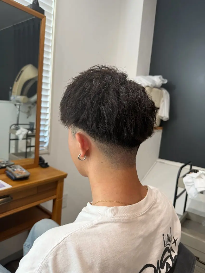 ショート パーマ メンズ フェードカット メンズパーマ メンズツイストパーマ ツイストパーマ Meteor 店長 祝田涼太のヘアスタイル