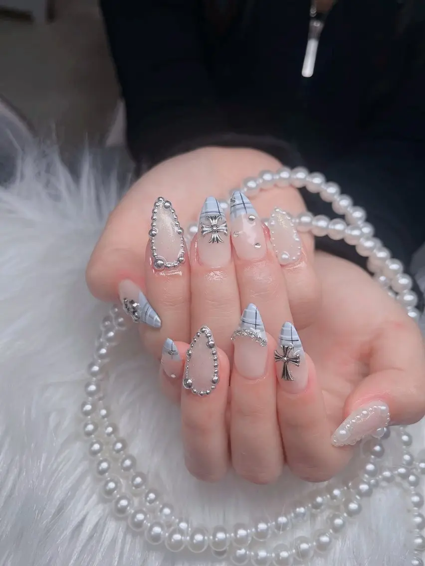 ネイル オーロラネイル フレンチネイル ジェルネイル ハロウィン キラキラネイル H.baby Nail Salonのネイルデザイン