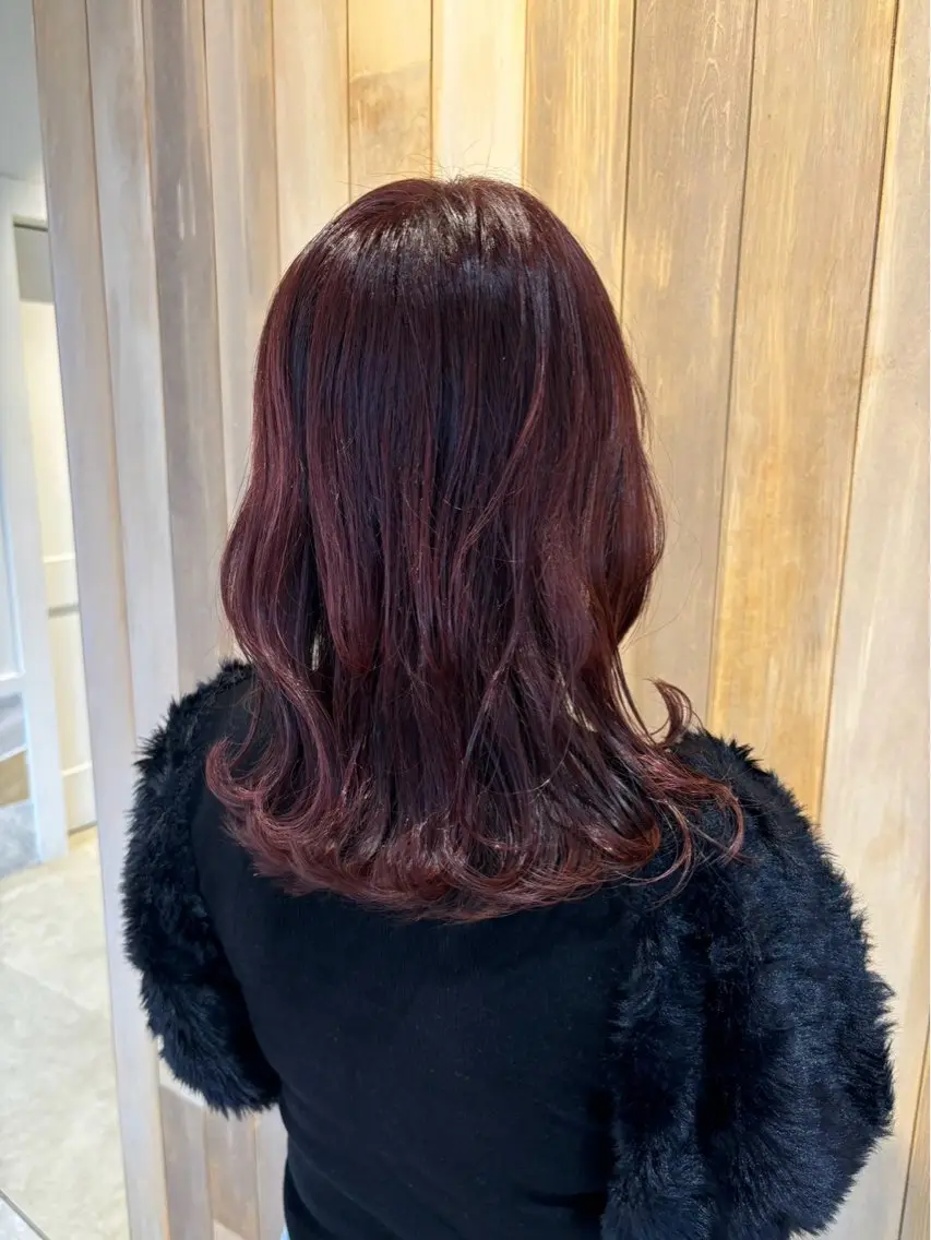 セミロング 峯崎響乃 ツヤ髪透明感カラーのヘアスタイル