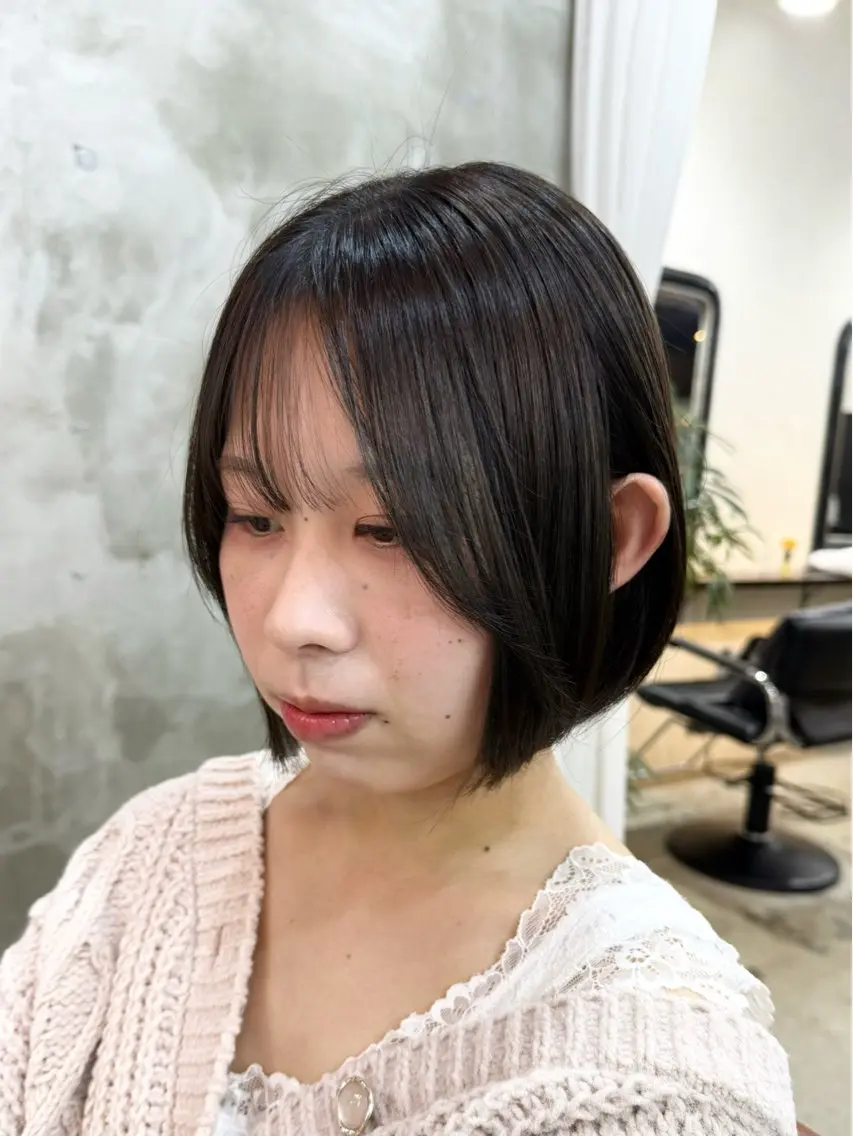 ショート カラー アッシュ アッシュグレー ヘアカラー トリートメント 三條 朋香のヘアスタイル