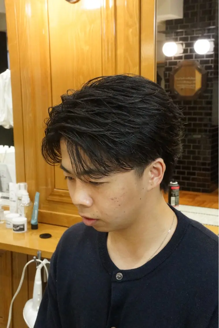 ミディアム パーマ メンズ ミディアムパーマ センターパート メンズパーマ 刈り上げ カット 濵田 蘭のヘアスタイル