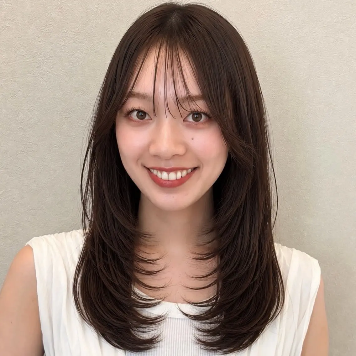 ミディアム カット ヘアカラー トリートメント mei / レイヤー 顔まわり 🤍のヘアスタイル