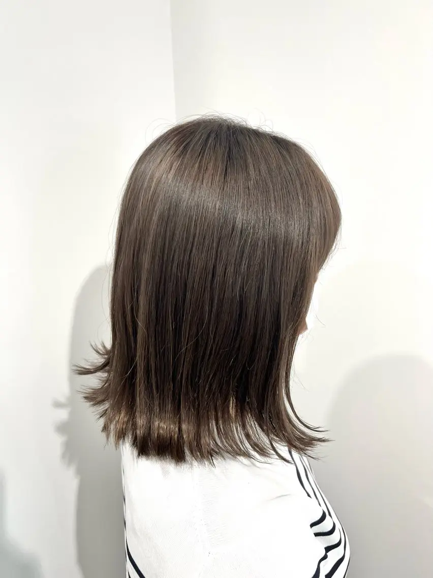 ミディアム 切りっぱなしロブ 新井 友菜のヘアスタイル