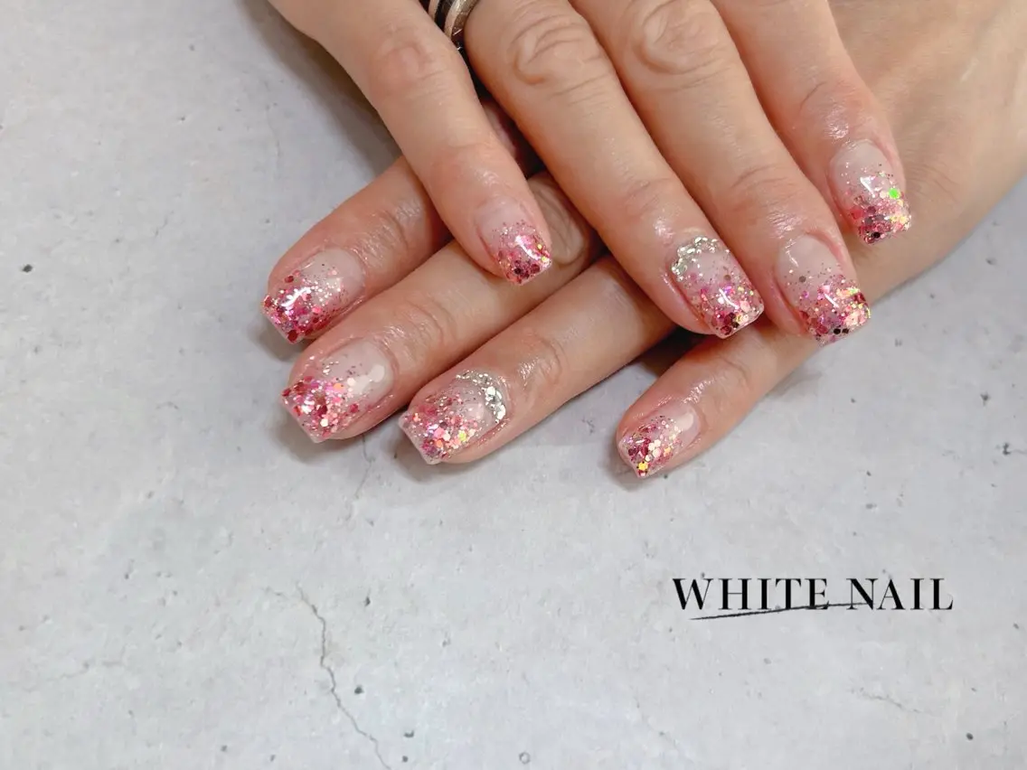 ネイル ラメ(グリッター) ラメグラデーション ストーンネイル ハンドネイル WHITE NAIL ホワイトネイルのネイルデザイン