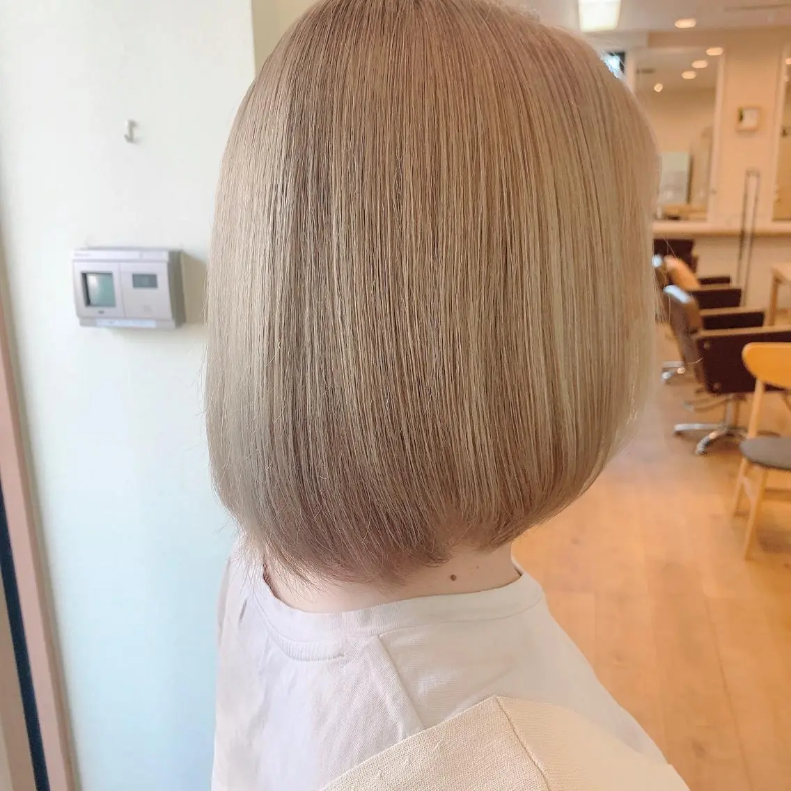 ショート カラー ベージュカラー ブリーチ NUMBER_ ユイナのヘアスタイル