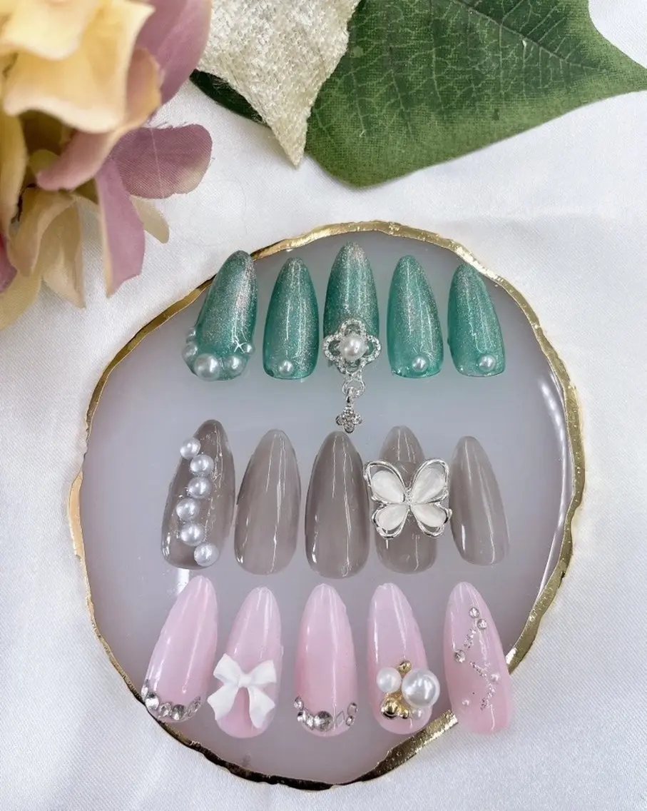 ネイル ゴージャス jewelry & nailecxia のネイルデザイン