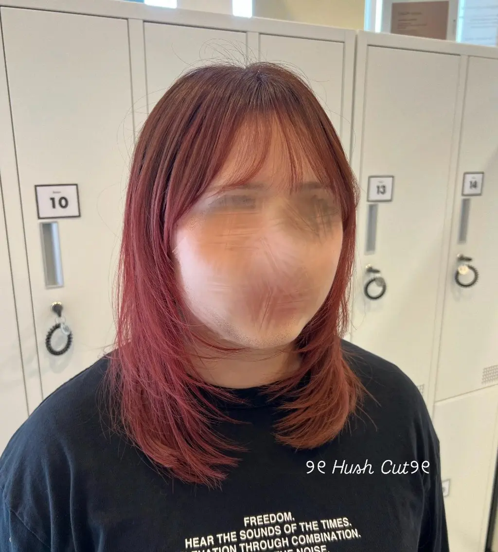 ミディアム カラー くびれヘア ハッシュカット レイヤーカット 小顔カット カット ヘアカラー LiTA 友田未来のヘアスタイル
