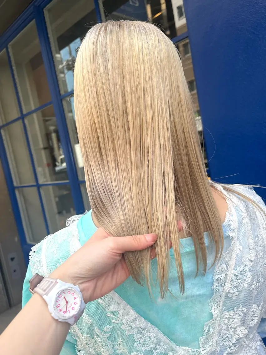 ロング カラー ベージュカラー ブリーチ ハイトーンカラー ミルクティーベージュ 🎀♥️推しカラー tomoka💜🍭のヘアスタイル