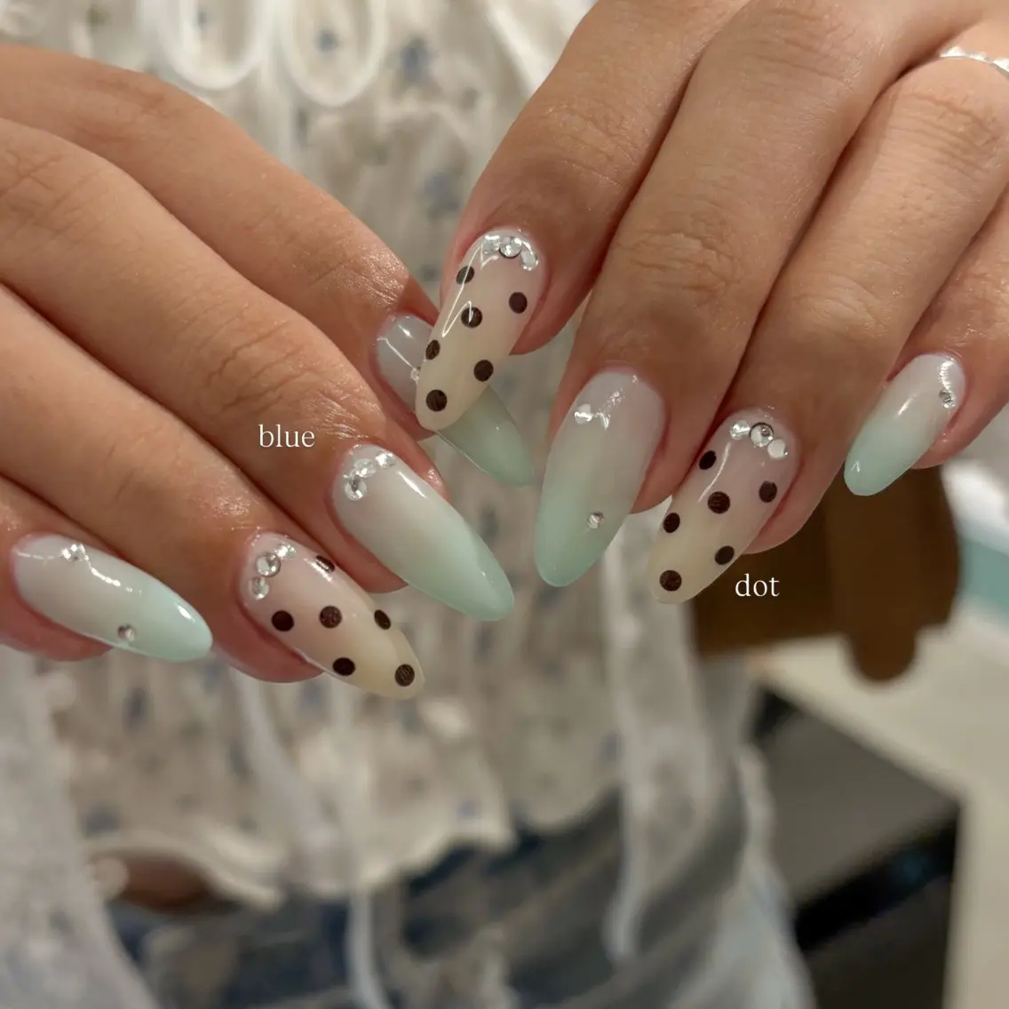 ネイル ブルー ドット ハンドネイル IZUMIꕤnail 堺筋本町｜心斎橋のネイルデザイン