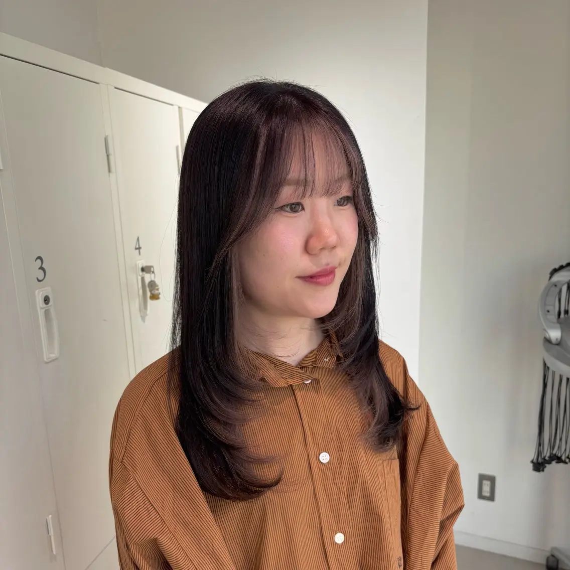 セミロング カラー ブリーチ 顔まわりレイヤー 顔周りカット レイヤーカット 縮毛矯正 カット ヘアカラー 縮毛矯正 トリートメント EIGHT /SHU🩶のヘアスタイル