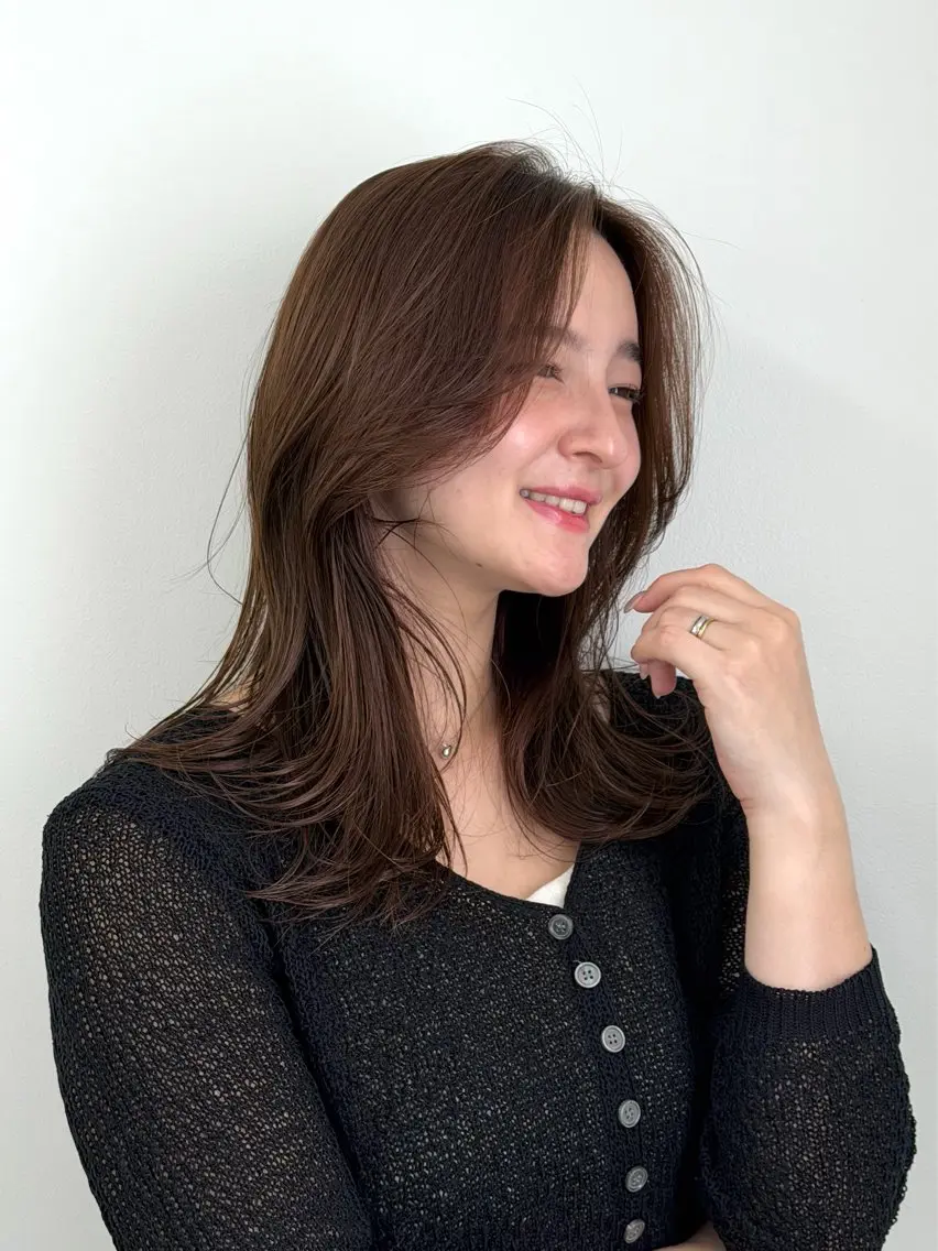 ミディアム カラー 透明感カラー 顔周りカット ハッシュカット 韓国風ヘア レイヤーカット カット ヘアカラー トリートメント オチ アヤミ/ レイヤー/ハッシュのヘアスタイル