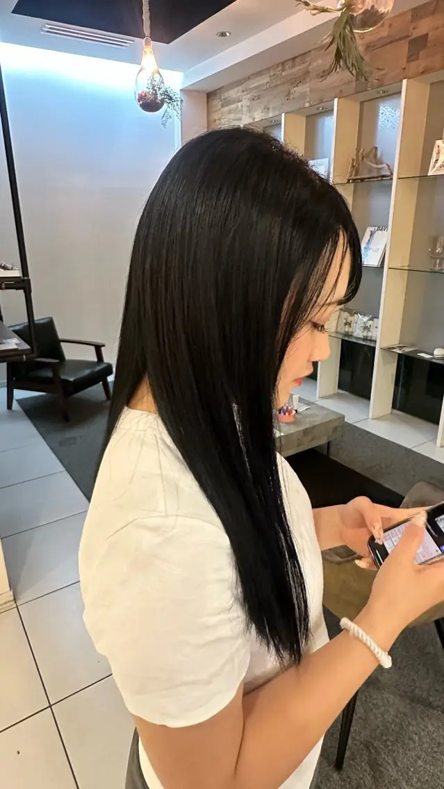 ロング カラー 黒髪 ブルーカラー ブルーブラック ヘアカラー カラーモデル🍒/ 長久手/パーマモデルのヘアスタイル