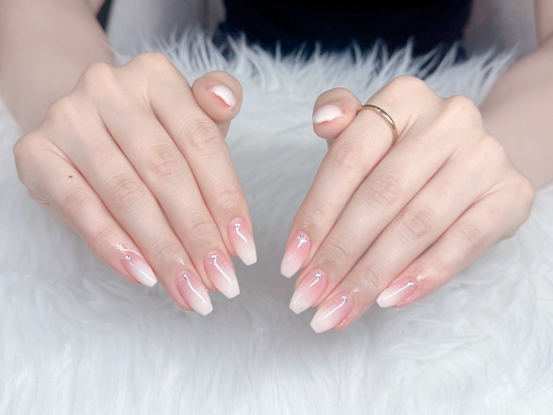 ネイル グラデーション ロングネイル ネイルチップ ホワイト ハンドネイル GOHOUBI Nail 心斎橋店のネイルデザイン