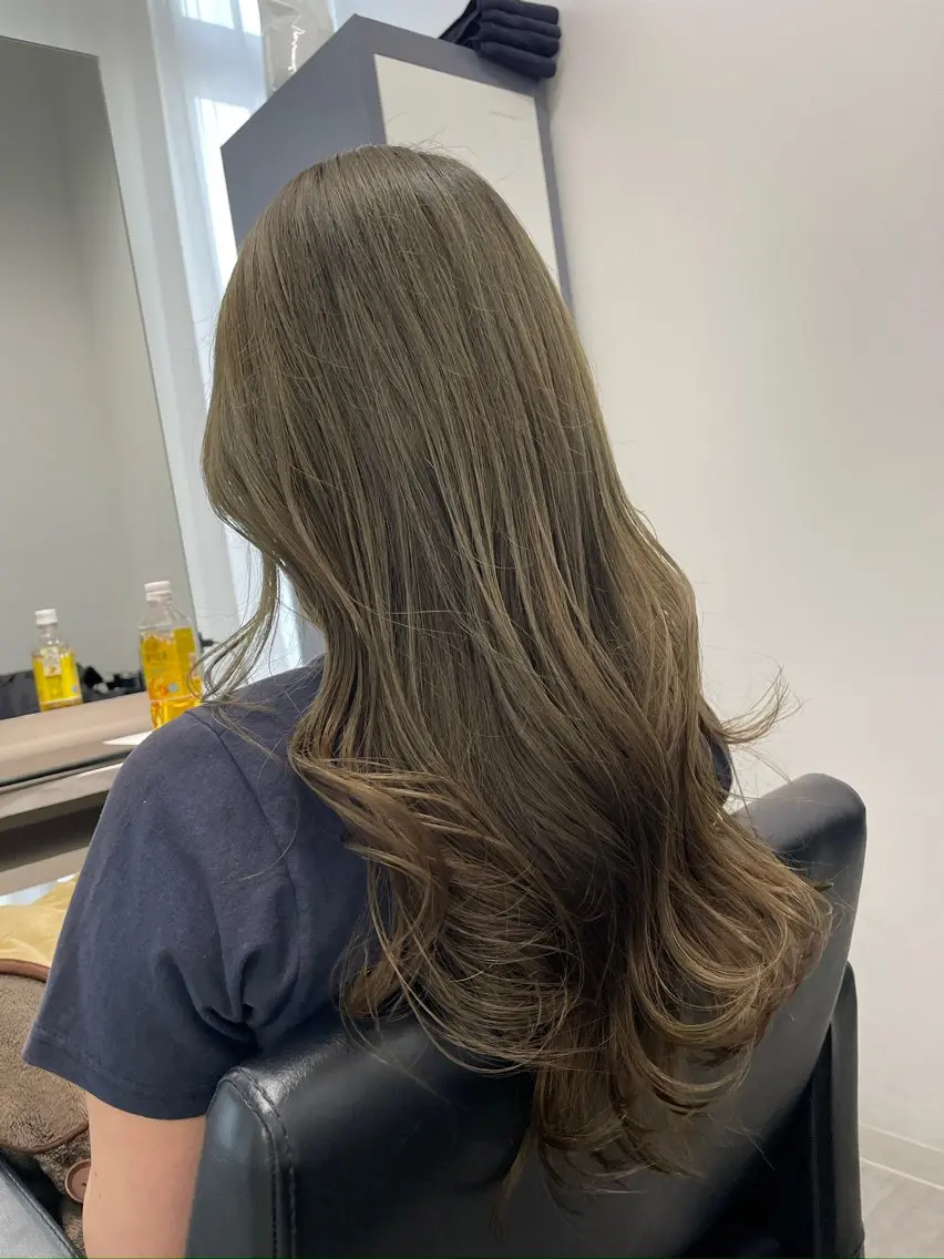 ロング カラー ベージュカラー ダブルカラー オリーブベージュ ヘアカラー トリートメント 末石 智のヘアスタイル