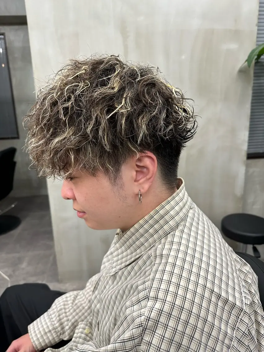 カラー パーマ メンズ メンズハイライト メンズパーマ ハイライトカラー カット パーマ 牧内 拓のヘアスタイル