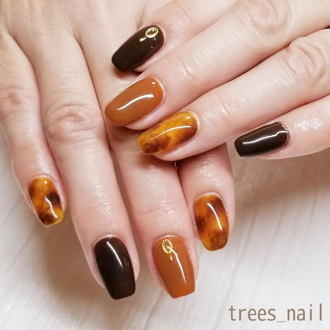 ネイル べっ甲ネイル ブラウン スクエアネイル trees_ nailのネイルデザイン
