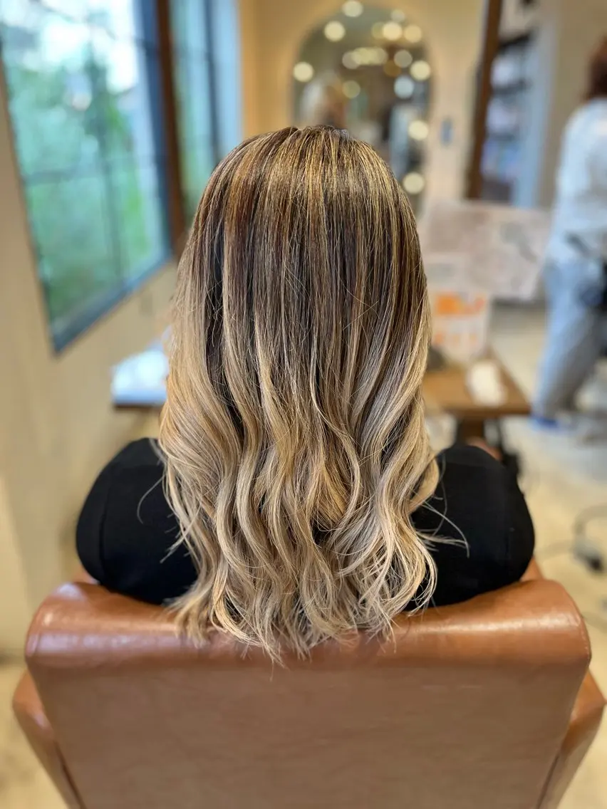 ロング カット ヘアカラー 伊津 綾理彩のヘアスタイル