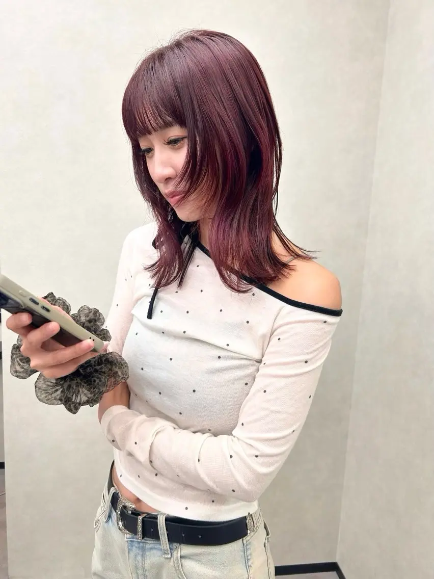 ミディアム カラー カシス ピンクカラー 顔まわりレイヤー レイヤーカット カット ヘアカラー ナカジマ ナナのヘアスタイル