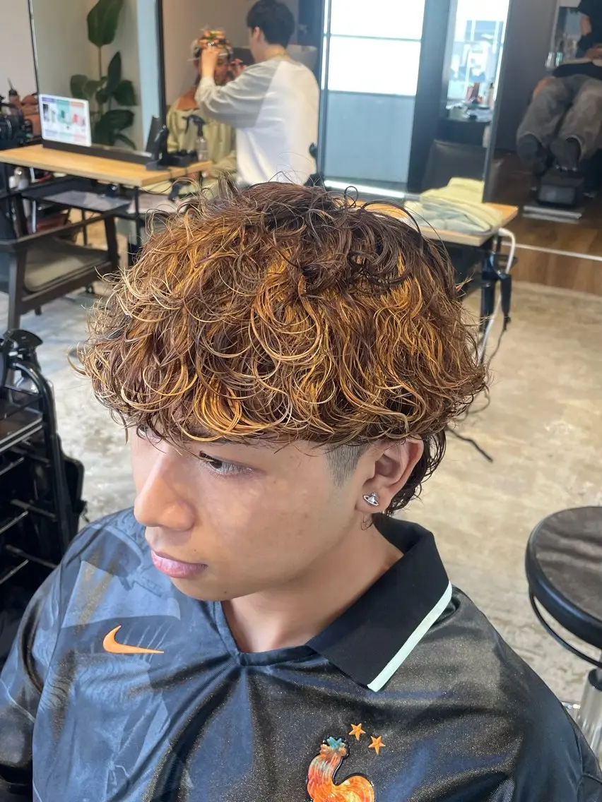 ショート カラー パーマ メンズ メンズハイライト メンズパーマ 波巻きパーマ ハイライトカラー ハイライト カット ヘアカラー パーマ 梅田💥Cut/ Perm💥ふみのヘアスタイル