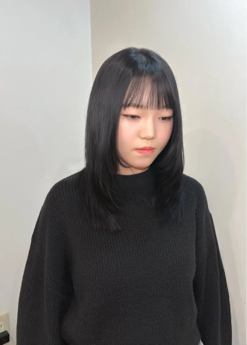 セミロング 顔まわりレイヤー 顔周りカット 髪質改善 レイヤーカット 酸性ストレート カット ヘアカラー 縮毛矯正 トリートメント 葵🫧髪質改善/ つや髪✨梅田のヘアスタイル