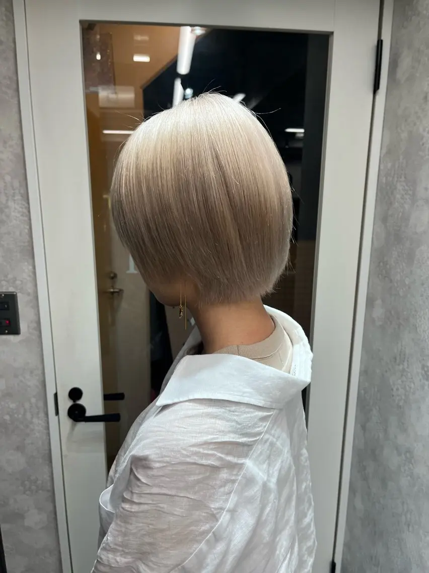 ショート カラー アッシュ アッシュグレー ベージュカラー ブリーチ ブロンド ヘアカラー トリートメント 【ときめき屋さん🎀 ハイトーン大和🎀】のヘアスタイル