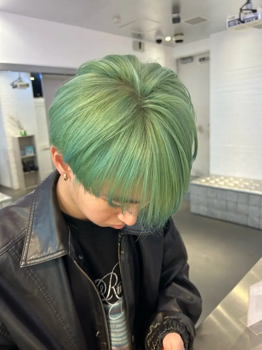 メンズ メンズブリーチ センターパート フェードカット メンズハイトーン メンズインナーカラー カット ヘアカラー MiRI💜地毛級 エクステ✖似合わせ技のヘアスタイル