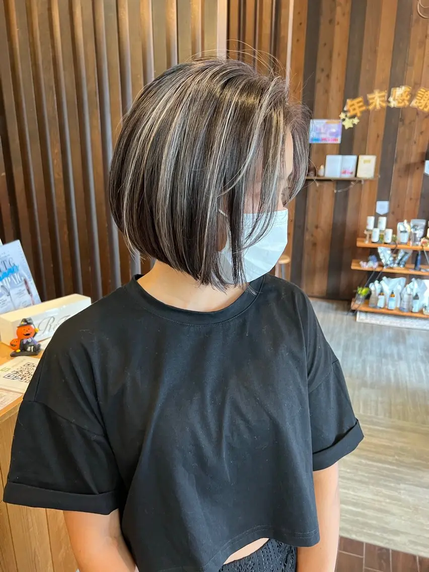 ミディアム ボブ ハイライト ヘアカラー トリートメント 具志 正太のヘアスタイル