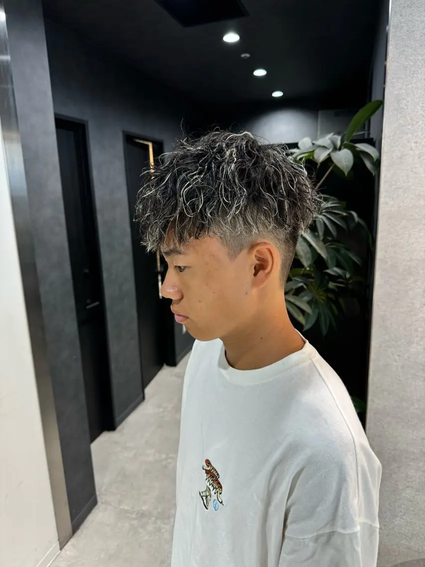 ショート カラー パーマ ヘアアレンジ メンズ センターパート マッシュ メンズパーマ スペインカール スパイキーショート カット ヘアカラー パーマ トリートメント ヘッドスパ ヘアセット スパイキー/フェザー /波巻き/かいとのヘアスタイル