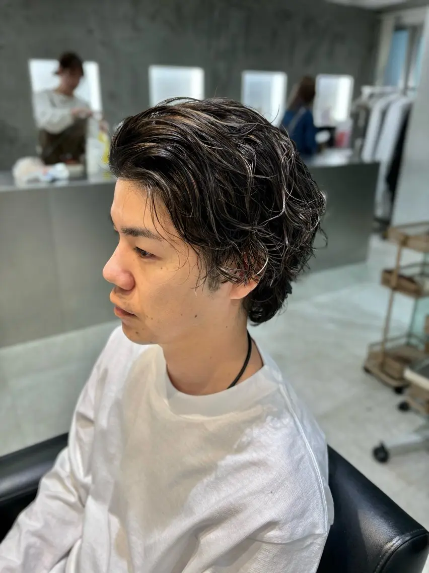 カラー パーマ メンズ メンズハイライト メンズパーマ ハイライトカラー スパイラルパーマ サソウ ユリエ🥥のヘアスタイル