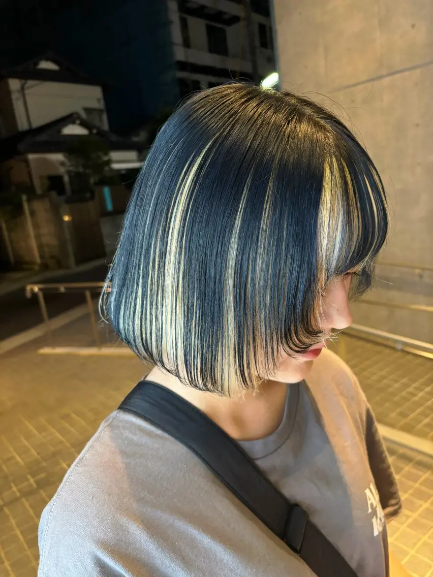 ショート カラー 抜きっぱなしブロンド ブロンド ネイビーカラー 透明感カラー/ 艶髪縮毛矯正/しほのヘアスタイル