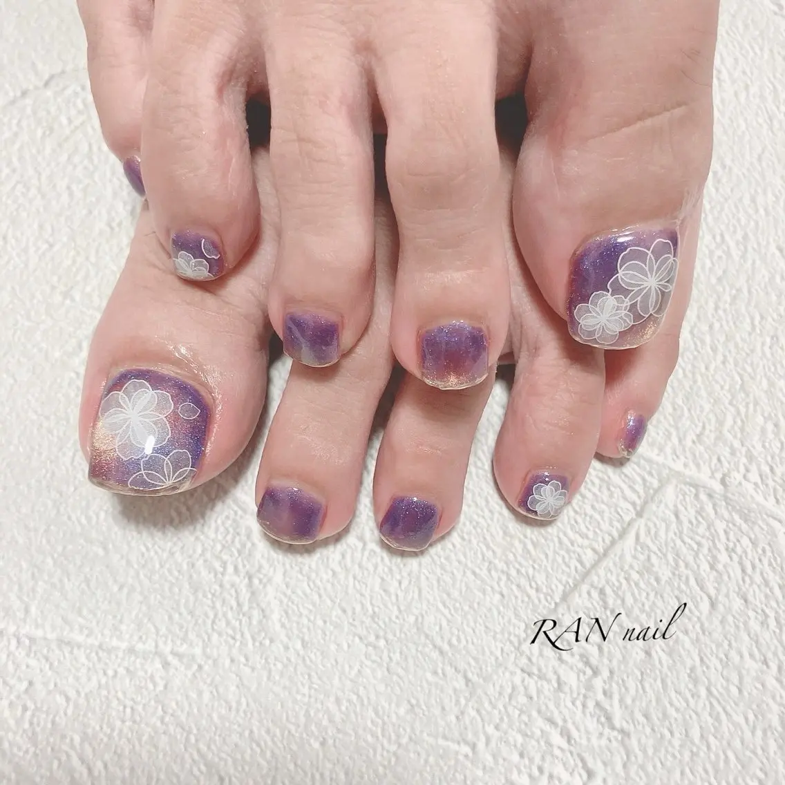 ネイル フットネイル キラキラネイル マグネットネイル ワンカラーネイル パープル ハンドネイル フットネイル RAN nailのネイルデザイン