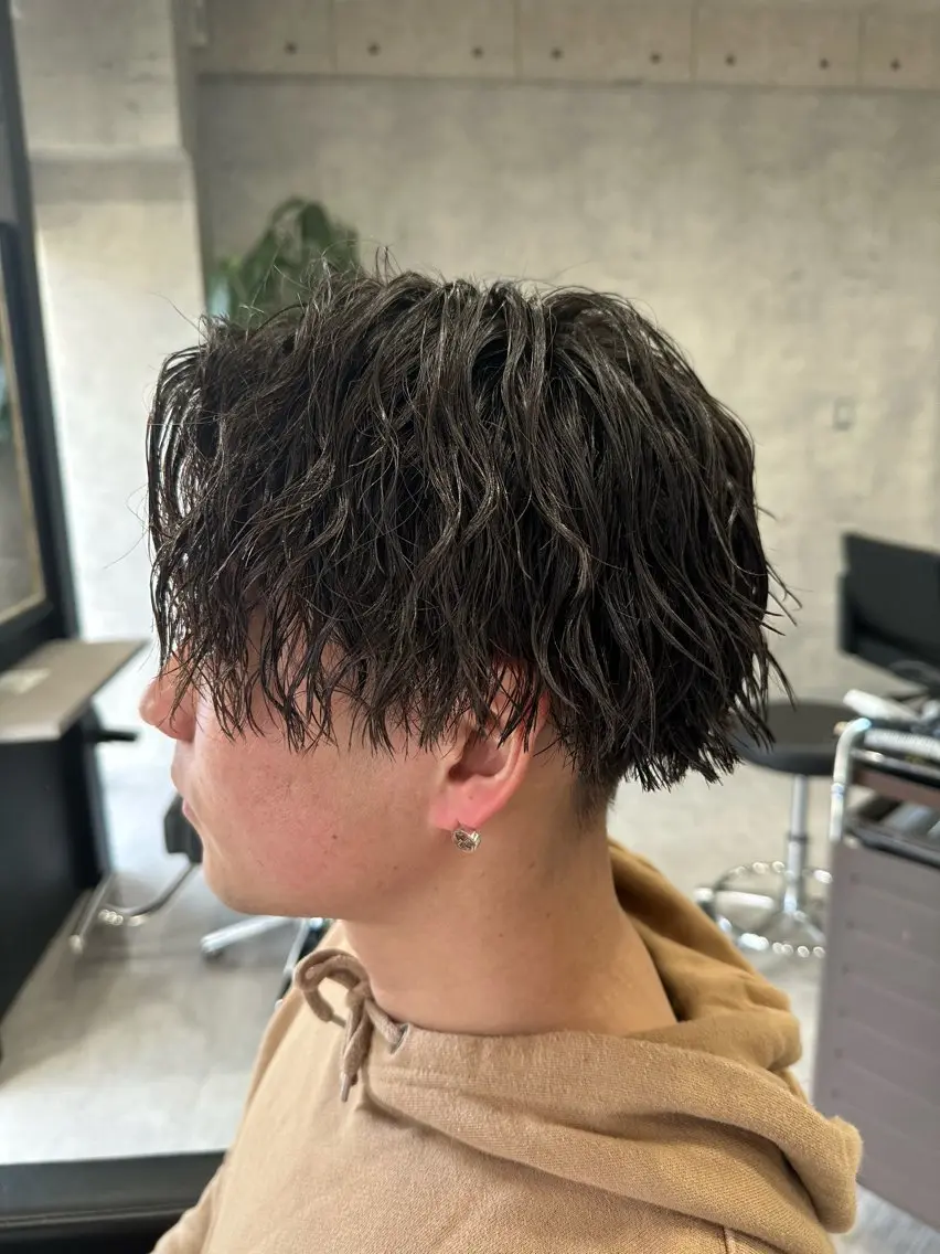 ショート パーマ メンズ センターパート メンズパーマ ツイストスパイラルパーマ スパイラルパーマ ユウ🪄 パーマ指名No1のヘアスタイル