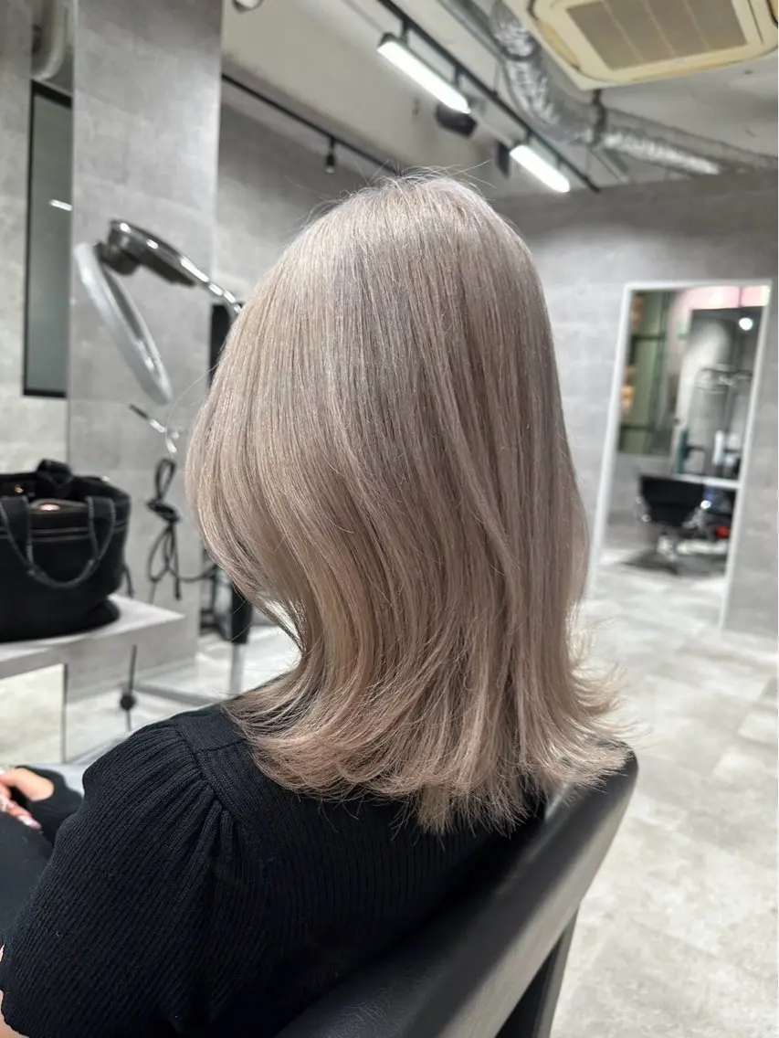 セミロング カラー HOHOMI （ほほみ）のヘアスタイル