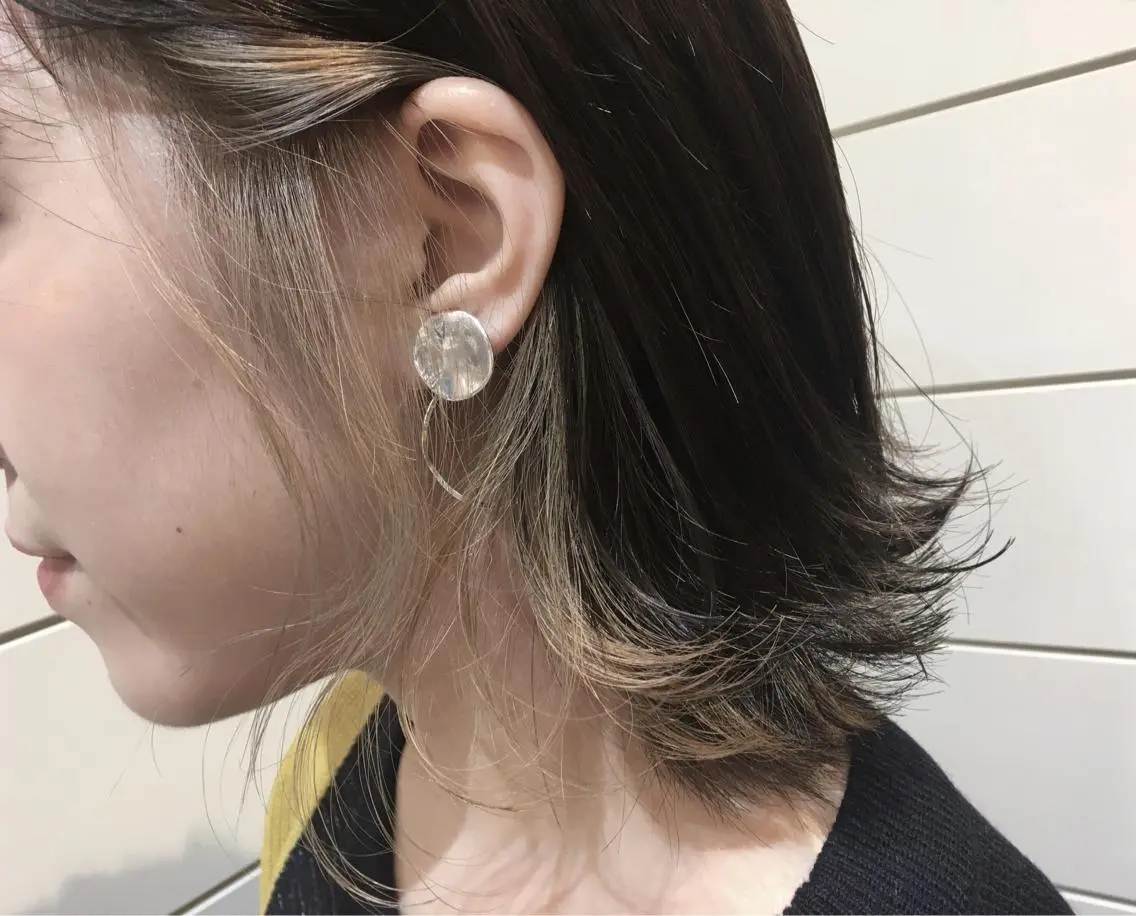 ミディアム カラー イヤリングカラー グレージュ 鍵山 千秋のヘアスタイル
