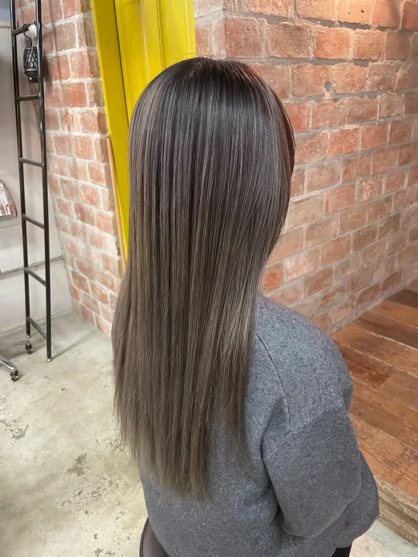 カラー バレイヤージュ 岩佐 怜のヘアスタイル