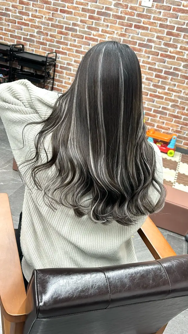 セミロング カラー ハイライトカラー エクステ ハイライト カット ヘアカラー エクステ ギャルの革命児 秀斗のヘアスタイル